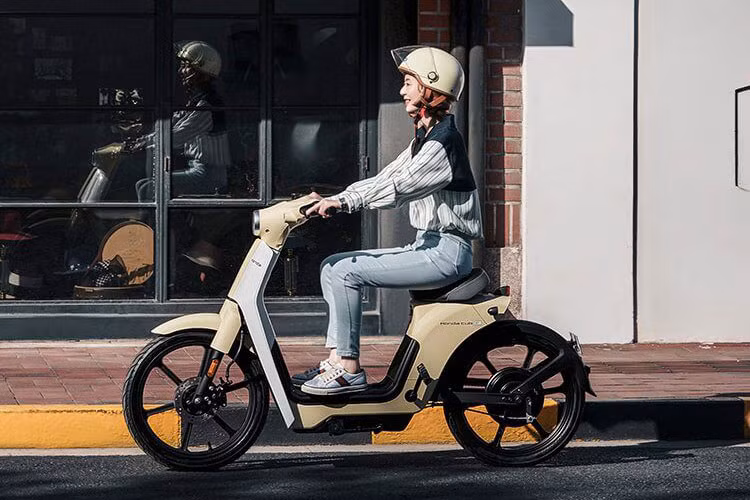 Đúng như những hình ảnh đăng ký bảo hộ kiểu dáng công nghiệp, Honda Cub e: mang trên mình thiết kế khá đơn giản và gọn gàng.