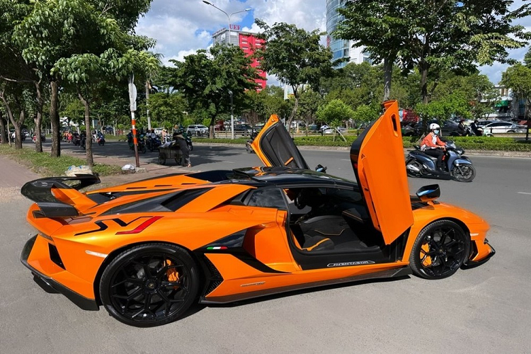 Trong đó, Lamborghini Aventador SV có 1 xe Coupe, 2 xe mui trần, tiếp đến là dòng xe Lamborghini Aventador SVJ có tận 5 chiếc, với 3 xe Coupe, 2 xe mui trần. Được biết, mới đây, 1 đại gia đã chốt đơn chiếc siêu xe giới hạn Lamborghini Aventador SVJ mui trần do 1 showroom nhập xe ở Hà Nội mua lại của 1 khách ở Sài Gòn.