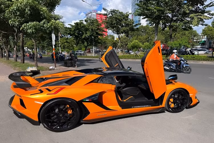 Trong đó, Lamborghini Aventador SV có 1 xe Coupe, 2 xe mui trần, tiếp đến là dòng xe Lamborghini Aventador SVJ có tận 5 chiếc, với 3 xe Coupe, 2 xe mui trần. Được biết, mới đây, 1 đại gia đã chốt đơn chiếc siêu xe giới hạn Lamborghini Aventador SVJ mui trần do 1 showroom nhập xe ở Hà Nội mua lại của 1 khách ở Sài Gòn.