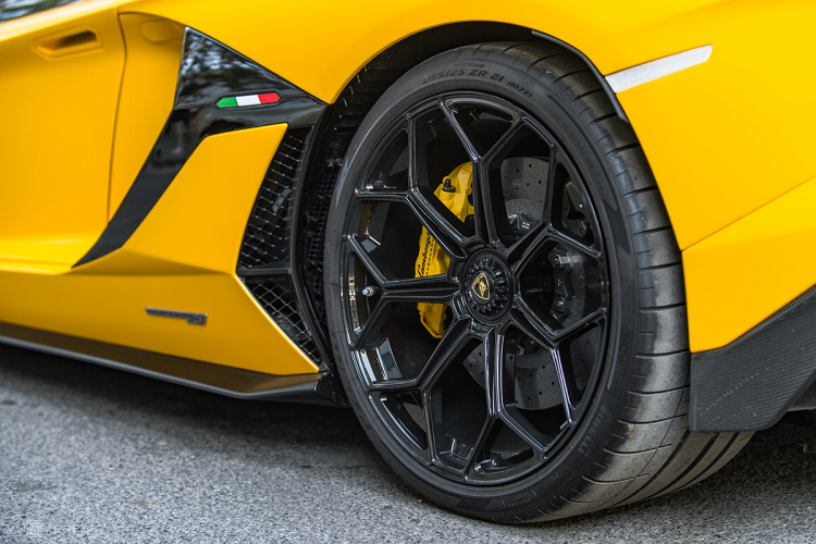 Về tiểu sử của chiếc siêu xe mui trần Lamborghini Aventador SVJ Roadster mới quay trở lại Sài thành, được biết, xe chỉ mới về nước được gần 2 năm nhưng chiếc siêu xe mui trần Lamborghini Aventador SVJ Roadster màu cam đã qua 3 lần "đò".