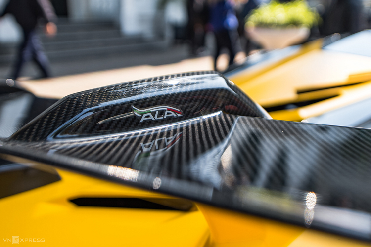 Thông tin chúng tôi mới nhận được, sau gần một năm trải nghiệm chán chê chiếc siêu xe mui trần giới hạn Lamborghini Aventador SVJ Roadster, đại gia 9X ở Hà Nội này đã quyết định nhường lại đam mê khi bán siêu bò giới hạn cho 1 ông chủ garage sửa xe ở Sài thành, người này cũng rất hay mua bán qua lại các siêu xe với giới đại gia kín tiếng.