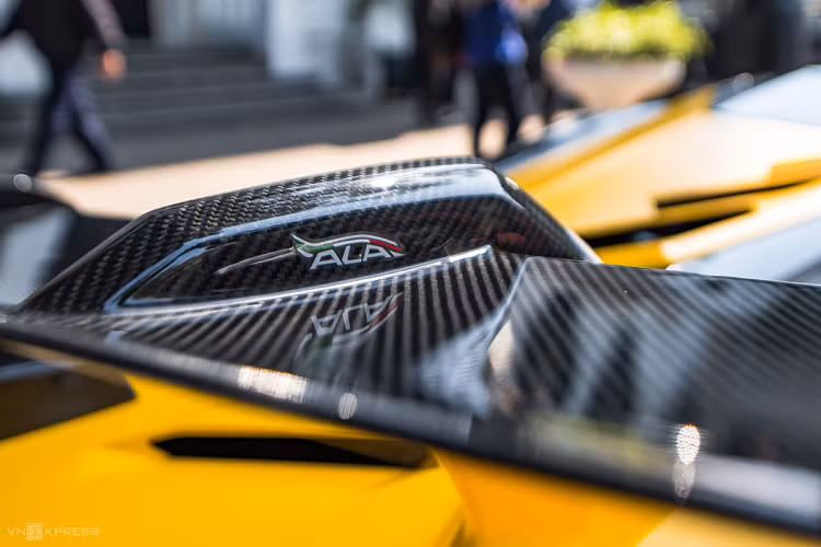 Thông tin chúng tôi mới nhận được, sau gần một năm trải nghiệm chán chê chiếc siêu xe mui trần giới hạn Lamborghini Aventador SVJ Roadster, đại gia 9X ở Hà Nội này đã quyết định nhường lại đam mê khi bán siêu bò giới hạn cho 1 ông chủ garage sửa xe ở Sài thành, người này cũng rất hay mua bán qua lại các siêu xe với giới đại gia kín tiếng.