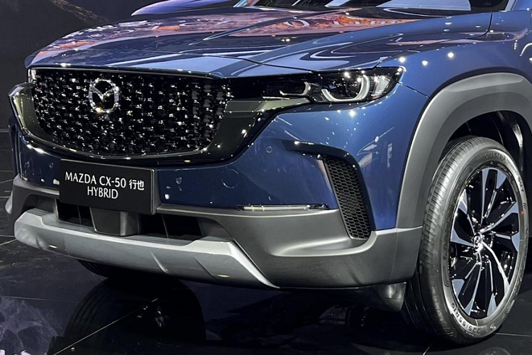 Ở đuôi xe, đèn hậu kiểu mắt đại bàng mang tính nhận diện thương hiệu cao. Mazda CX-50 Hybird có chiều dài, rộng và cao lần lượt là 4.785 mm x 1.920 mm x 1.638 mm.