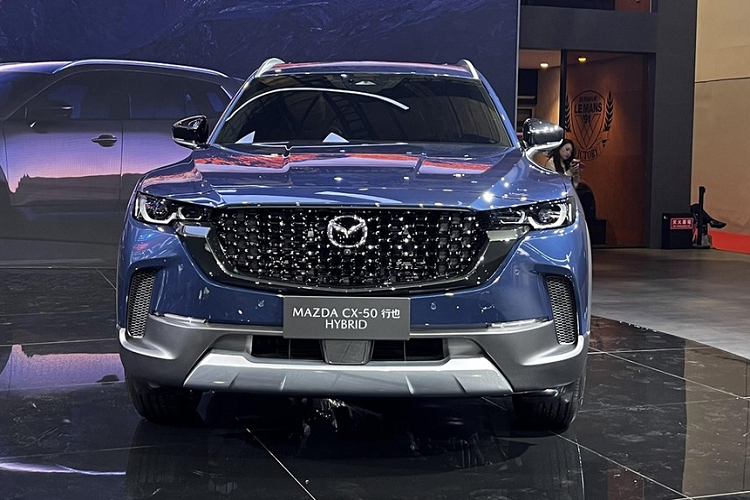 Cách đây 1 tháng, liên doanh Changan Mazda đã chính thức xuất xưởng chiếc CX-50 đầu tiên lắp ráp tại Trung Quốc, 18 ngày sau đó, họ tuyên bố đã có 10.000 người đặt mua Mazda CX-50 2023 mới dù chiếc xe crossover này vẫn chưa được đơn vị phân phối chốt giá bán. Đây là 1 thành công không dễ gì có được, nó chứng minh rằng, Mazda CX-50 2023 nhận được nhiều sự quan tâm của khách hàng tại đất nước tỷ dân này.