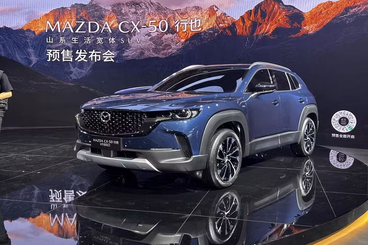Trong triển lãm ô tô Thượng Hải 2023, khai mạc vào sáng hôm qua, ngày 18 tháng 4 năm 2023, một chiếc xe crossover Mazda CX-50 2023 đã được mang đến trưng bày, khác với 2 phiên bản trước chỉ có lựa chọn động cơ xăng, chiếc xe này lại thuộc phiên bản hybrid. Như vậy, Mazda CX-50 hybrid đã chính thức được ra mắt tại Trung Quốc.