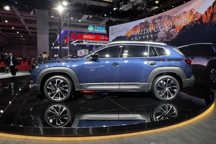 Phiên bản hybrid của xe Mazda CX-50 đang được trưng bày tại triển lãm ô tô Thượng Hải 2023 sử dụng màu sơn xanh đẹp mắt, đây là bộ áo mới của hãng Mazda. Ngoài màu sơn mới, Mazda CX-50 hybrid không có gì khác so với xe đã ra mắt trước đó tại Trung Quốc ngoại trừ logo hybrid nằm bên phải ở đuôi xe.
