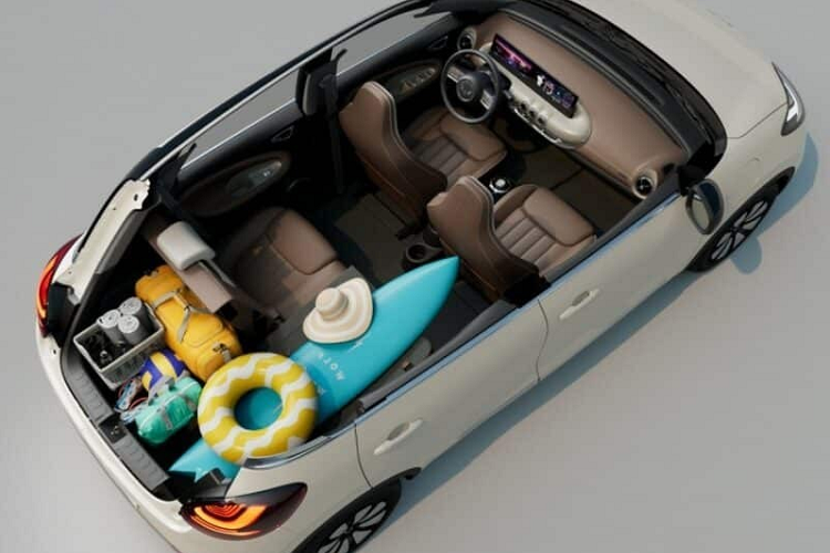 Có giá rẻ như vậy nhưng Wuling Bingo 2023 giá rẻ lại được trang bị rất nhiều đồ chơi chẳng hạn như khoang hành lý có thể chứa đựng cả căn phòng thay đồ cho chị em khi đi biển, đựng cả ván lướt sóng, nếu dùng xe đi du lịch, Wuling Bingo có chỗ để bạn nấu cơm, sạc pin điện thoại, laptop, có cả giường bơm hơi đủ cho 2 người lớn nằm hay làm thành phòng hát karaoke.