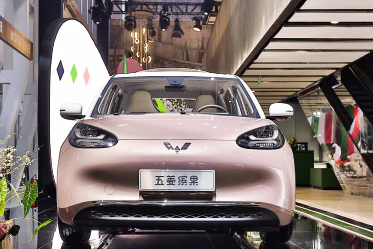 Tiếp đến là xe Wuling Bingo 2023 sản sinh ra công suất tối đa 68 mã lực và mô-men xoắn 150 Nm, kết hợp với pin 31,9 kWh. Tốc độ tối đa cũng là 100 km/h nhưng phạm vi hoạt động của xe 333 km.