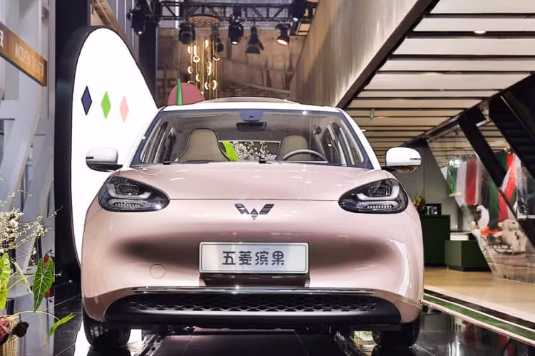 Tiếp đến là xe Wuling Bingo 2023 sản sinh ra công suất tối đa 68 mã lực và mô-men xoắn 150 Nm, kết hợp với pin 31,9 kWh. Tốc độ tối đa cũng là 100 km/h nhưng phạm vi hoạt động của xe 333 km.