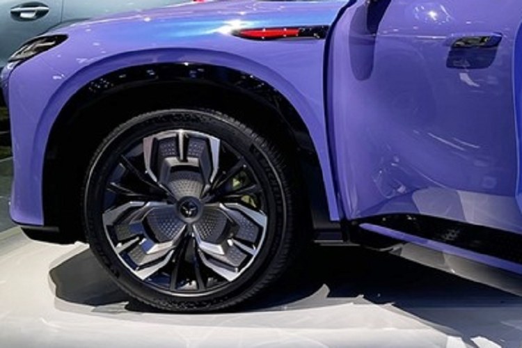 Tiếp theo là đôi mắt xe có kiểu dáng hình đặc biệt, cụm đèn LED có hình dạng hẹp và dài, ăn khớp với đèn chạy ban ngày LED bố trí theo chiều dọc. Đèn chiếu xa và đèn chiếu gần được tích hợp với hình dạng thông gió ở cả hai bên, thể hiện cảm giác mạnh mẽ về tương lai.