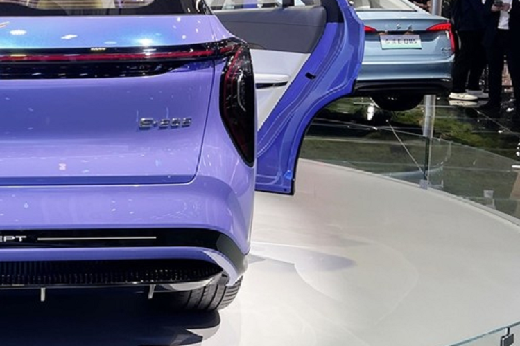 Phần đuôi xe mang phong cách rộng và đầy đặn, được trang bị cánh gió mui, một logo phát sáng cũng được bố trí ở phía sau, ở dưới là đèn hậu có hình dạng đôi cánh tương tự như logo để tạo nên sự nhất quán cho phong cách phía trước và phía sau của chiếc xe mới.