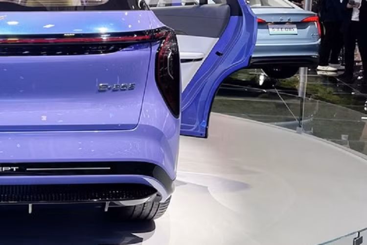 Phần đuôi xe mang phong cách rộng và đầy đặn, được trang bị cánh gió mui, một logo phát sáng cũng được bố trí ở phía sau, ở dưới là đèn hậu có hình dạng đôi cánh tương tự như logo để tạo nên sự nhất quán cho phong cách phía trước và phía sau của chiếc xe mới.