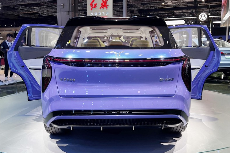 Ngoài ra xe còn có hệ dẫn động bốn bánh, hệ thống treo khí nén nhưng thú vị nhất là hệ thống sạc nhanh 800V, có thể giúp xe chỉ mất 5 phút để sạc đầy cho quãng đường di chuyển tiếp theo lên đến 300 km.