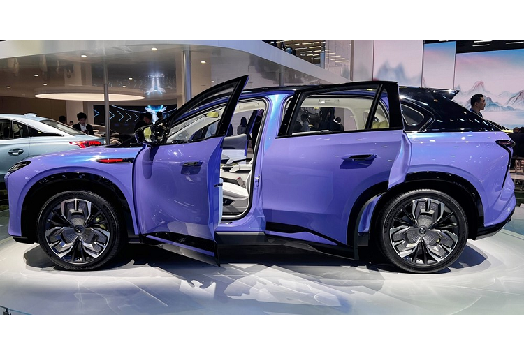 Về phía thân xe, Hồng Kỳ E202 áp dụng thiết kế đường nét tương đối mượt mà, thân và nóc được phối 2 màu chẳng hạn như tím và đen hay xanh neon và đen, mang đến sự cá tính cho xe điện. Mâm xe Hồng Kỳ E202 kích thước lớn phối 2 màu giúp xe trông thể thao hơn hẳn.