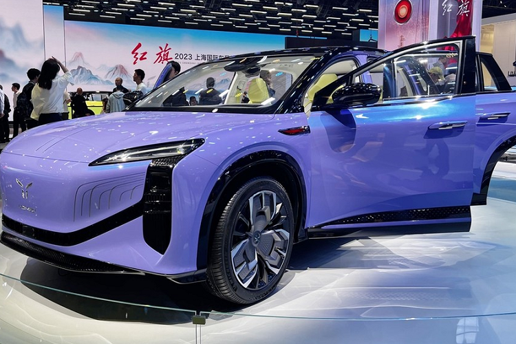 Ở thiết kế ngoại thất, mặt trước của chiếc xe điện Hồng Kỳ E202 áp dụng thiết kế khép kín, rất quen thuộc của các dòng xe điện, điểm nhấn là chính giữa mặt trước của chiếc xe được tô điểm bằng logo năng lượng mới của hãng xe Hồng Kỳ phát sáng.