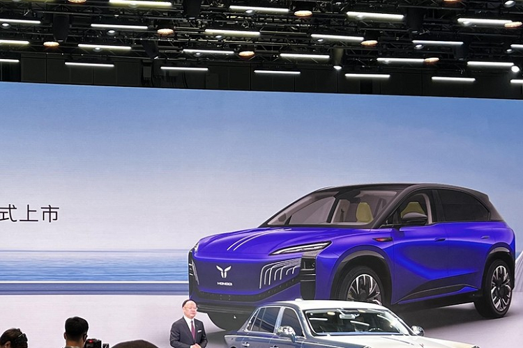 Rất dễ nhận ra phong cách ngoại hình của SUV điện Hồng Kỳ E202 áp dụng ý tưởng thiết kế mới nhất của Hongqi New Energy, về cấu hình, xe được trang bị các thiết bị công nghệ như hệ thống treo khí nén, dẫn động bốn bánh, lái tự động và hệ thống khung gầm an toàn tiên tiến lái xe thông minh HAC.