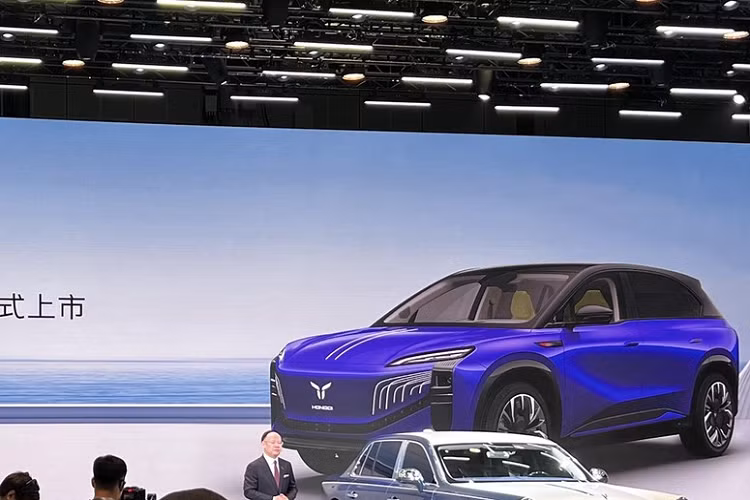 Rất dễ nhận ra phong cách ngoại hình của SUV điện Hồng Kỳ E202 áp dụng ý tưởng thiết kế mới nhất của Hongqi New Energy, về cấu hình, xe được trang bị các thiết bị công nghệ như hệ thống treo khí nén, dẫn động bốn bánh, lái tự động và hệ thống khung gầm an toàn tiên tiến lái xe thông minh HAC.