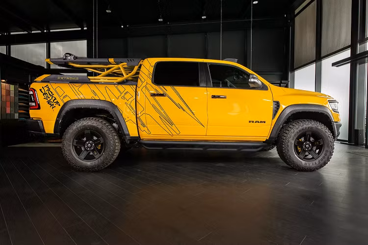 Điểm sửa đổi đầu tiên của Ram 1500 TRX Extreme độ Pickup Design là cản trước, vòm bánh xe có lớp sơn nhám cùng điểm nhấn Line-X, chi tiết này giảm va đập và trầy xước. Pickup Design cũng làm riêng bệ bước chân có thanh trượt nhằm bảo vệ phần cửa khi đi địa hình xấu.