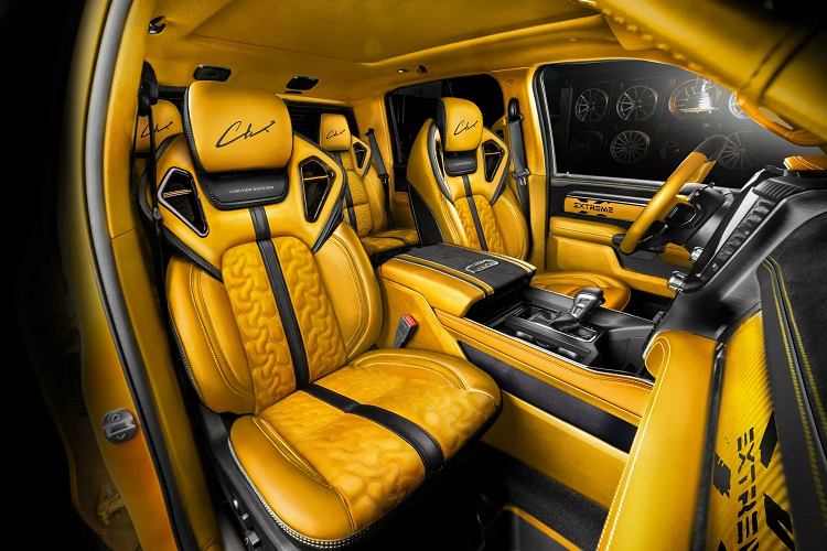 Trần xe được bọc da Alcantara màu vàng sáng với các lỗ thông gió màu vàng, da Alcantara màu đen trên đầu bảng điều khiển và các tấm cửa, cùng một số chi tiết bằng sợi carbon màu vàng thú vị. Carlex giữ nguyên sức mạnh của TRX từ động cơ đến hệ truyền động.