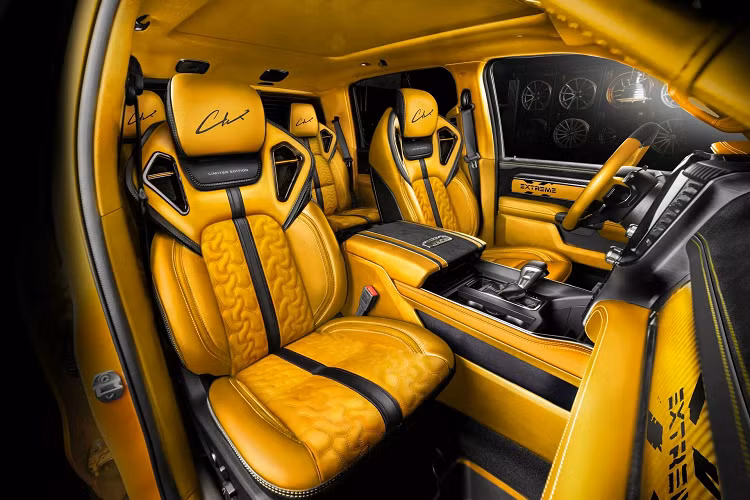 Trần xe được bọc da Alcantara màu vàng sáng với các lỗ thông gió màu vàng, da Alcantara màu đen trên đầu bảng điều khiển và các tấm cửa, cùng một số chi tiết bằng sợi carbon màu vàng thú vị. Carlex giữ nguyên sức mạnh của TRX từ động cơ đến hệ truyền động.