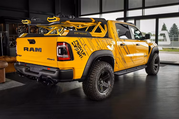 Theo quan điểm cá nhân, điểm nhấn chiếc xe này là dàn đèn gắn trên mui xe. TRX có thêm lớp phủ đen Line X ở gương chiếu hậu và cản sau. Sự thay đổi ấn tượng là khu vực thùng chứa hàng, nơi Pickup Design bố trí bộ khung có giá để xe đạp và một số phụ kiện của hãng Thule.