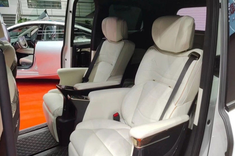 Về nội thất, GAC Trumpchi E9 có 3 màn hình lớn trên bảng điều khiển trung tâm đầy công nghệ, 2 ghế VIP ở hàng ghế thứ 2 rất sang trọng, hỗ trợ chỉnh điện 12 hướng, nhớ vị trí, chức năng SPA, ghế ngồi bọc vải bán Anilin, điều hòa không gió, TV gắn trần, túi khí cửa sổ sau cùng hàng loạt công nghệ khoang lái sang trọng hàng đầu.