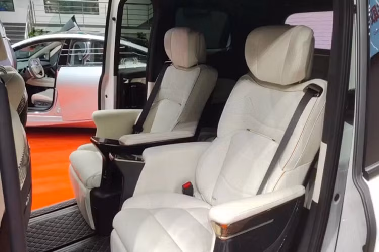 Về nội thất, GAC Trumpchi E9 có 3 màn hình lớn trên bảng điều khiển trung tâm đầy công nghệ, 2 ghế VIP ở hàng ghế thứ 2 rất sang trọng, hỗ trợ chỉnh điện 12 hướng, nhớ vị trí, chức năng SPA, ghế ngồi bọc vải bán Anilin, điều hòa không gió, TV gắn trần, túi khí cửa sổ sau cùng hàng loạt công nghệ khoang lái sang trọng hàng đầu.