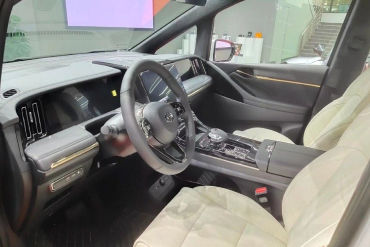 Bên sườn, GAC Trumpchi E9 nhận được bộ mâm đa chấu kép, tất nhiên là 1 chiếc xe MPV cỡ lớn nên xe sở hữu kiểu cửa trượt cho hàng ghế sau. Đằng sau xe GAC Trumpchi E9 có cụm đèn hậu LED trải dài hết đuôi xe cùng với đó nhiều chi tiết mạ crôm.