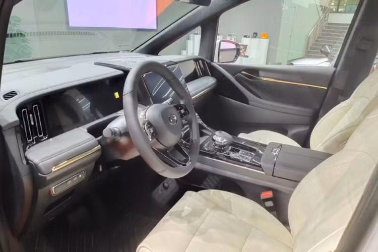 Bên sườn, GAC Trumpchi E9 nhận được bộ mâm đa chấu kép, tất nhiên là 1 chiếc xe MPV cỡ lớn nên xe sở hữu kiểu cửa trượt cho hàng ghế sau. Đằng sau xe GAC Trumpchi E9 có cụm đèn hậu LED trải dài hết đuôi xe cùng với đó nhiều chi tiết mạ crôm.