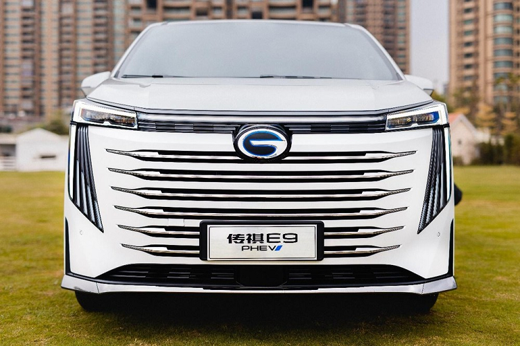 Việc GAC Trumpchi công bố E9 2023 với những hình ảnh chính thức khá bất ngờ, chiếc xe E9 với những đường nét thiết kế mượt mà, nội thất rộng rãi và sang trọng cùng khối động cơ hybrid hứa hẹn sẽ mang đến nhiều trải nghiệm thú vị cho người dùng. Trumpchi E9 sẽ là đối thủ chính của Toyota Alphard.