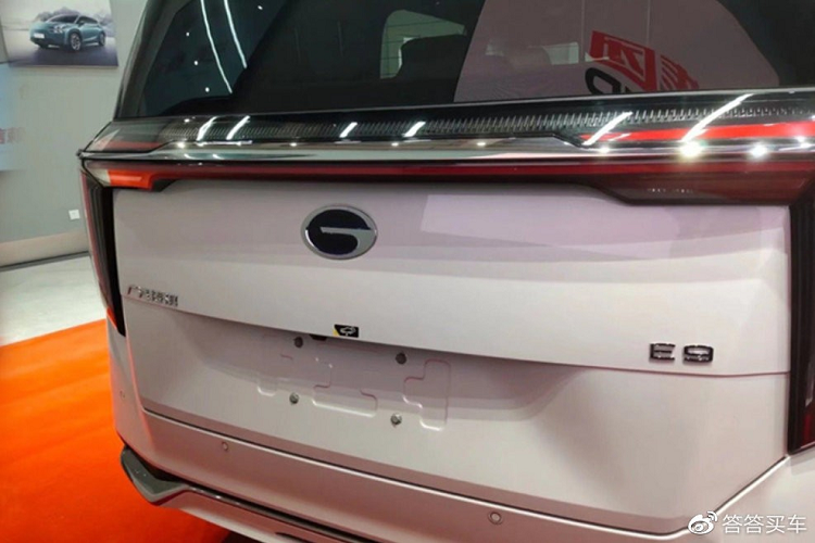 Về thiết kế, GAC Trumpchi E9 sử dụng các đường nét hình chữ "Z" để phác thảo sự sắc nét và điệu đà của ngoại thất xe, xe có cụm đèn pha LED đẹp mắt nằm ngang cùng dải đèn LED chiếu sáng ban ngày nằm dọc, kết hợp quá hoàn hảo.