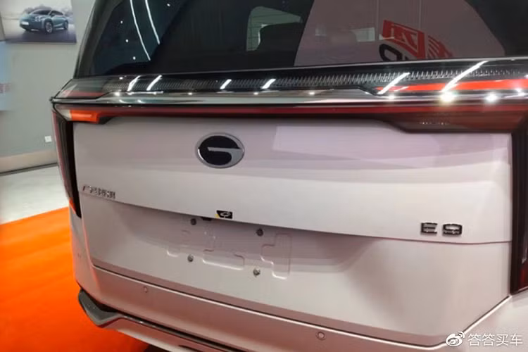 Về thiết kế, GAC Trumpchi E9 sử dụng các đường nét hình chữ "Z" để phác thảo sự sắc nét và điệu đà của ngoại thất xe, xe có cụm đèn pha LED đẹp mắt nằm ngang cùng dải đèn LED chiếu sáng ban ngày nằm dọc, kết hợp quá hoàn hảo.