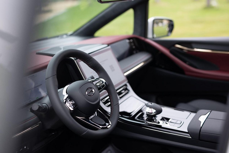 Ở sức mạnh, Trumpchi E9 được trang bị động cơ xăng kết hợp cùng mô tơ điện, mang đến tổng công suất cho xe là 362 mã lực. Theo chu trình thử nghiệm WLTC, mức tiêu thụ nhiên liệu của chiếc xe MPV cỡ lớn này chỉ ngốn xăng 6,05 lít/100 km, còn theo NEDC chỉ 5,8 lít/100 km. 