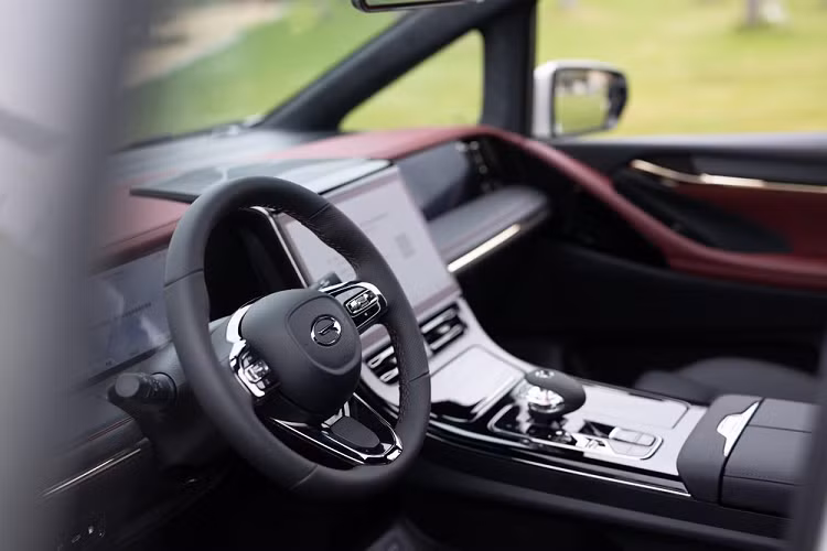 Ở sức mạnh, Trumpchi E9 được trang bị động cơ xăng kết hợp cùng mô tơ điện, mang đến tổng công suất cho xe là 362 mã lực. Theo chu trình thử nghiệm WLTC, mức tiêu thụ nhiên liệu của chiếc xe MPV cỡ lớn này chỉ ngốn xăng 6,05 lít/100 km, còn theo NEDC chỉ 5,8 lít/100 km. 