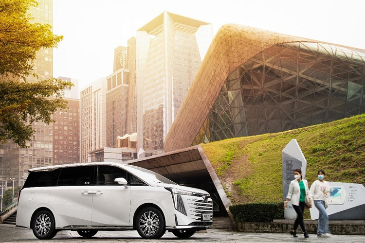 Cách đây vài ngày, mẫu xe MPV mới của Trumpchi - một thương hiệu con của hãng GAC - GAC Trumpchi E9 2023 mới đã chính thức được công bố các hình ảnh ngoại thất, cũng như các công nghệ mà xe sở hữu trước khi sẽ được giới thiệu với khách hàng tại Triển lãm ô tô Thượng Hải sẽ diễn ra vào ngày 18/4 sắp tới đây.