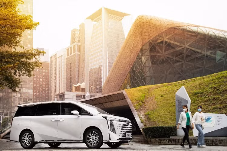 Cách đây vài ngày, mẫu xe MPV mới của Trumpchi - một thương hiệu con của hãng GAC - GAC Trumpchi E9 2023 mới đã chính thức được công bố các hình ảnh ngoại thất, cũng như các công nghệ mà xe sở hữu trước khi sẽ được giới thiệu với khách hàng tại Triển lãm ô tô Thượng Hải sẽ diễn ra vào ngày 18/4 sắp tới đây.