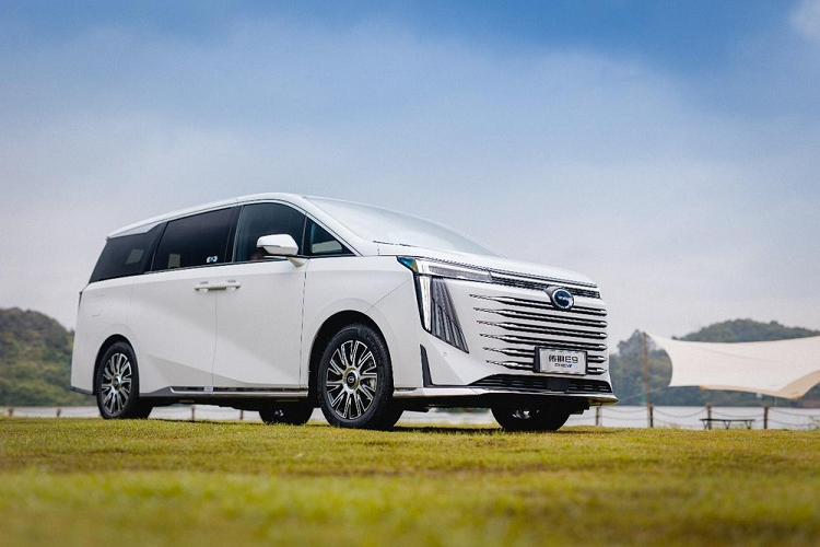 Tiếp đến là lưới tản nhiệt của xe sử dụng 6 thanh ngang, mạ crôm, cùng 1 thanh ngang khác nối liền 2 đèn pha LED với nhau. Logo của hãng lại nối thanh ngang của đèn pha với các thanh lưới tản nhiệt. Đi xuống gần cản trước, GAC Trumpchi E9 có 1 hốc gió trung tâm và 2 bên đầu xe còn có các bóng LED tạo hình nhưng chưa rõ dùng vào công dụng gì, nhiều người cho rằng rất có thể là đèn xi-nhan.