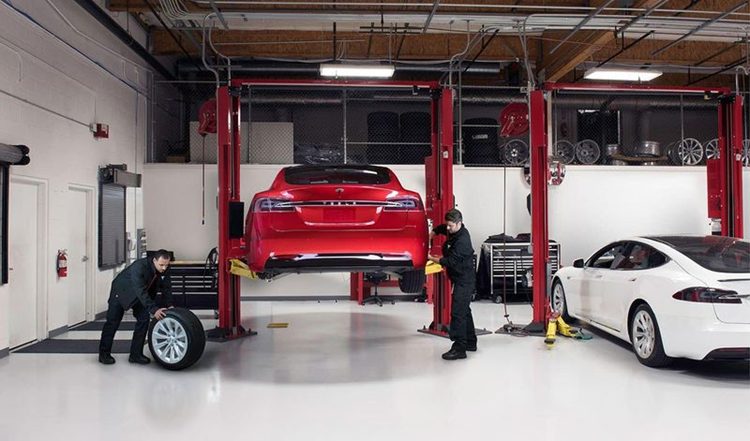 Khach hang to cao Tesla doc quyen sua chua, bao duong xe