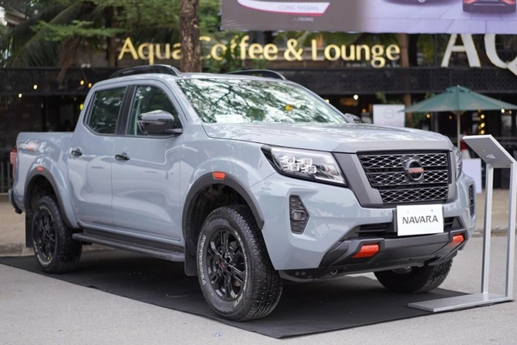 Không chỉ Nissan Navara giảm giá mạnh, một số đối thủ là Mitsubishi Triton và Ford Ranger cũng đang được chạy chương trình ưu đãi cuối năm với mức giá “hời” không kém. Cụ thể, Mitsubishi Triton bản 4×4 AT Athlete vin 2022 đang được đại lý ưu đãi lên đến 135 triệu đồng.