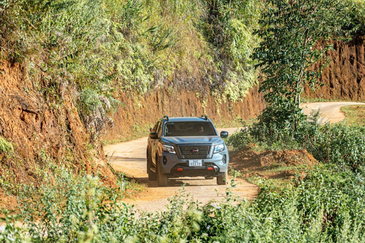 Đối với khách mua Nissan Navara phiên bản VL 4WD sẽ được ưu đãi 120 triệu đồng. Giá xe Nissan Navara VL 4WD giờ đây chỉ còn 825 triệu đồng. Trong khi đó, Navara EL phiên bản một cầu số tự động cũng được ưu đãi lên đến 90 triệu đồng, đưa giá xe hiện tại về mức 609 triệu đồng.