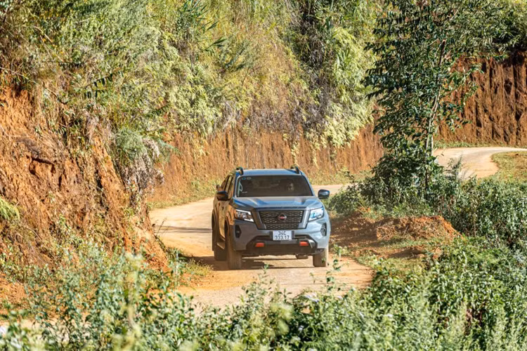 Đối với khách mua Nissan Navara phiên bản VL 4WD sẽ được ưu đãi 120 triệu đồng. Giá xe Nissan Navara VL 4WD giờ đây chỉ còn 825 triệu đồng. Trong khi đó, Navara EL phiên bản một cầu số tự động cũng được ưu đãi lên đến 90 triệu đồng, đưa giá xe hiện tại về mức 609 triệu đồng.