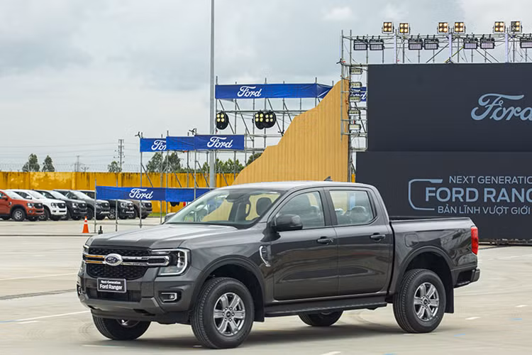 Đối với “vua bán tải” Ford Ranger, ngoài việc được hưởng 50% lệ phí trước bạ từ Chính phủ, phiên bản Sport và Wildtrak cũng được hỗ trợ thêm 50% lệ phí trước bạ tùy từng đại lý.