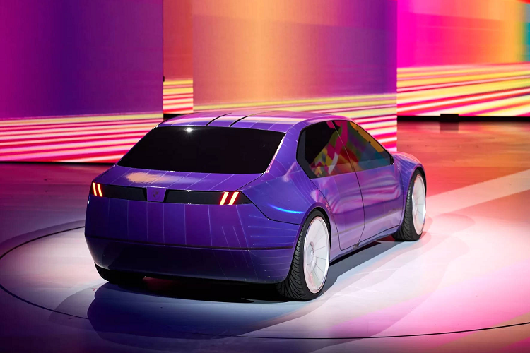 Là xe concept nên số lượng các ý tưởng "điên rồ" trên mẫu xe điện thông minh BMW i Vision Dee này được đưa vào sản xuất thương mại hoàn chỉnh sẽ không nhiều. Tuy nhiên thông qua nó, BMW đã cho thấy phần nào đường hướng phát triển trong tương lai, đặc biệt là với nền tảng xe điện Neue Klasse dự kiến sẽ ra mắt vào năm 2025.