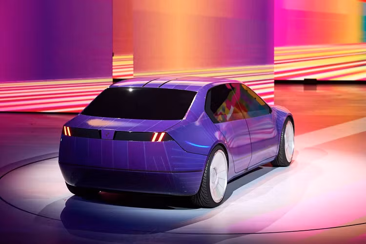 Là xe concept nên số lượng các ý tưởng "điên rồ" trên mẫu xe điện thông minh BMW i Vision Dee này được đưa vào sản xuất thương mại hoàn chỉnh sẽ không nhiều. Tuy nhiên thông qua nó, BMW đã cho thấy phần nào đường hướng phát triển trong tương lai, đặc biệt là với nền tảng xe điện Neue Klasse dự kiến sẽ ra mắt vào năm 2025.