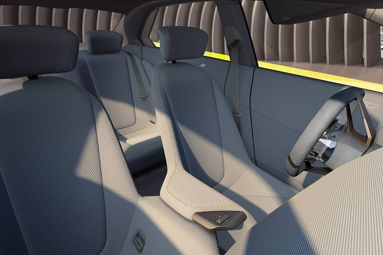 Cùng với đó là màu sắc toàn bộ thân xe và cả phần mâm xe có thể tự thay đổi cho phù hợp với “tâm trạng“ chiếc xe, với số lượng màu đổi được lên tới 32 sắc thái khác nhau. Để làm được điều này, thân xe được chia thành 240 mảng màn hình E-Ink, mỗi một mảng có thể được tinh chỉnh riêng biệt.