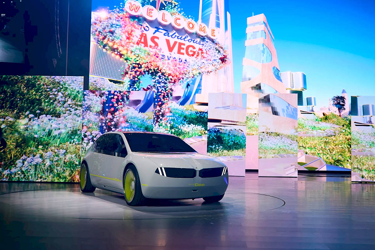 Vô-lăng cũng mang nét khác biệt so với truyền thống khi sở hữu chấu dạng dọc và được tích hợp các điểm tiếp xúc cảm ứng phygital để thực hiện thao tác điều chỉnh thông số xe. Với cách bố trí như vậy, người lái sẽ tránh bị mất tập trung khi lái xe do không phải cúi xuống hay nhìn vào giữa xe quá lâu, đảm bảo an toàn tốt hơn.