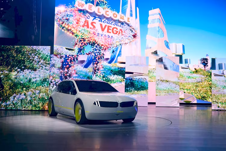 Vô-lăng cũng mang nét khác biệt so với truyền thống khi sở hữu chấu dạng dọc và được tích hợp các điểm tiếp xúc cảm ứng phygital để thực hiện thao tác điều chỉnh thông số xe. Với cách bố trí như vậy, người lái sẽ tránh bị mất tập trung khi lái xe do không phải cúi xuống hay nhìn vào giữa xe quá lâu, đảm bảo an toàn tốt hơn.