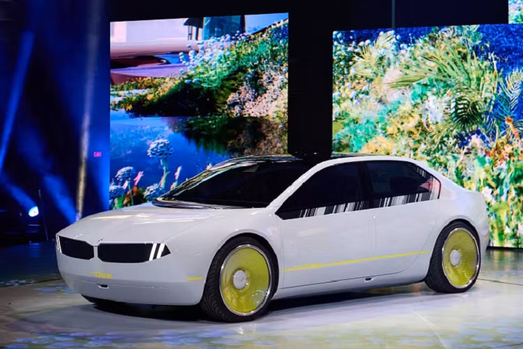 Kiểu dáng tổng thể của BMW i Vision Dee chạy điện gây bất ngờ vì mang nét cổ điển, hao hao 3-Series thế hệ E30 (1982). Nhiều chi tiết đặc trưng của BMW được thể hiện như lưới tản nhiệt hình quả thận, đèn pha kép và đường gấp khúc Hofmeister Kink. Tuy nhiên phần đầu xe tính đến trục bánh trước khá ngắn, còn trục cơ sở dài rõ nét.