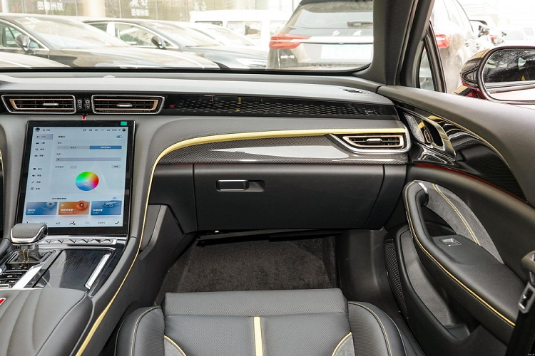 Trên bản cao cấp, Hồng Kỳ H6 sẽ được trang bị hệ thống điều khiển đèn pha thông minh, đồng hồ LCD 12,3 inch, trang trí bằng sợi carbon, ghế da Nappa, lẫy chuyển số trên vô lăng, sưởi vô lăng, hiệu ứng Dynaudio, massage ghế lái và 5G mạng, W-HUD 10,98 inch, hình ảnh toàn cảnh 360°.