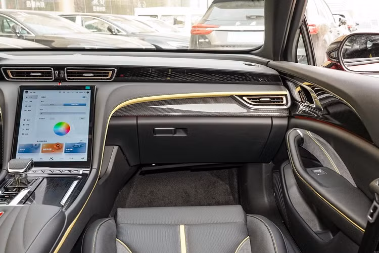 Trên bản cao cấp, Hồng Kỳ H6 sẽ được trang bị hệ thống điều khiển đèn pha thông minh, đồng hồ LCD 12,3 inch, trang trí bằng sợi carbon, ghế da Nappa, lẫy chuyển số trên vô lăng, sưởi vô lăng, hiệu ứng Dynaudio, massage ghế lái và 5G mạng, W-HUD 10,98 inch, hình ảnh toàn cảnh 360°.